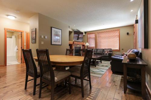 Χώρος καθιστικού στο Slalom Creek 2 Bedroom & Den