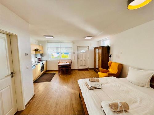 una camera da letto con un letto e una cucina con un tavolo di Erlebnisbad Badkap in 5 Minuten! ad Albstadt