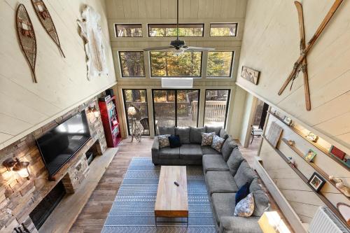 Χώρος καθιστικού στο 7-BR Chalet near Mount Snow