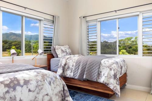 Un dormitorio con dos camas y dos ventanas. en 3rd Floor Condo wMountain Views - Beach Access - Pool), en Richmond