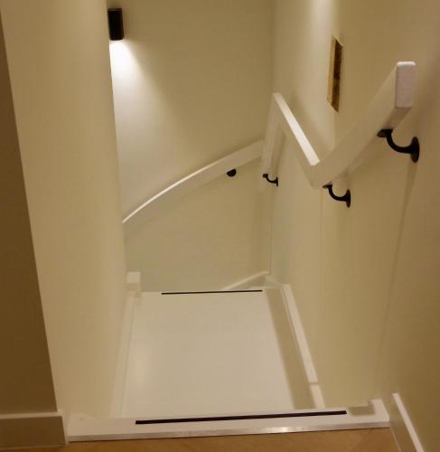 a staircase in a room with a white wall at In de olde kapschuur in Beemte