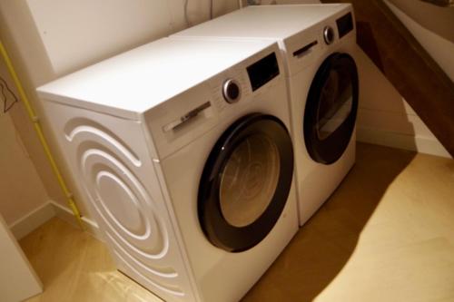a washing machine is sitting in a room at In de olde kapschuur in Beemte