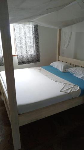 Dos literas en una habitación con ventana. en Watamu villas, en Watamu