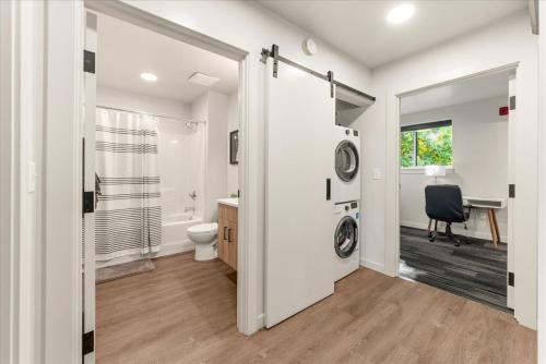 Ένα μπάνιο στο 2 Bedroom 2 Bath Downtown