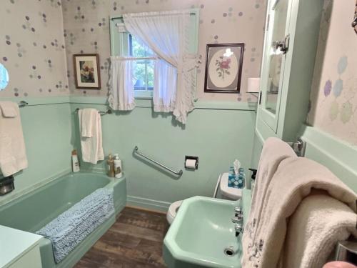 Koupelna v ubytování Historic McDowell House Antique Charm by Hospital