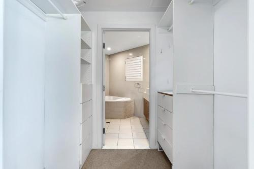 Ένα μπάνιο στο Kirra Oceanfront Views