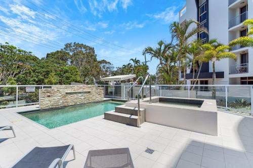 zdjęcie basenu przy budynku w obiekcie Kirra Oceanfront Views w mieście Gold Coast