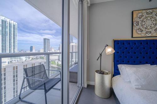 マイアミにあるStunning views - Icon Brickellのベッドルーム1室(ベッド1台、バルコニーの椅子付)