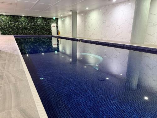 a swimming pool in a building with a swimming pool at Prime Mascot 2BR Pool Gym Sauna Access in Sydney