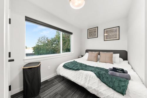 a bedroom with a bed and a window at DT 2br 2bath Modern Apartment in Spokane