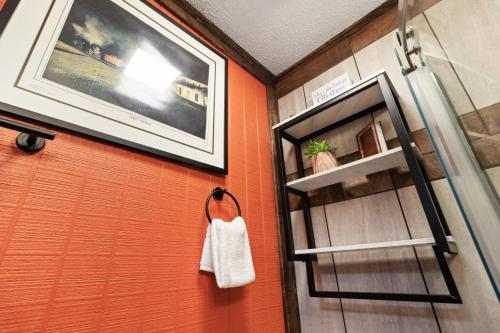 Vannituba majutusasutuses Leatherbark 203B 2BR 2BA Renovated Spacious Fireplace Close to Village