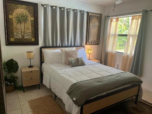 Un dormitorio con una cama grande con ventana. en Paradise in Palmetto Bay, with Pool-BBQ-Gazebo., en Rockdale