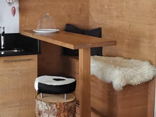 una mesa y un taburete en una habitación con una mesa en Mountain Lodge, en Lenggries
