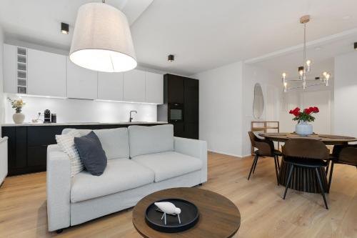 雷克雅未克Downtown Apartment with Parking的客厅里有一张白色的沙发和一张桌子