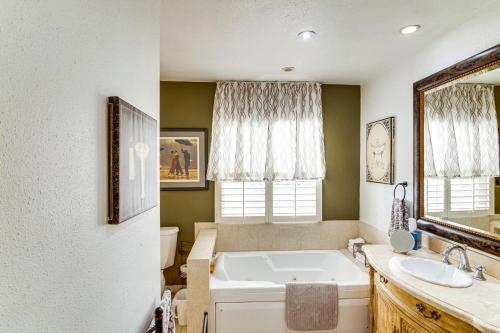 un baño con bañera y lavabo en Less Than 1 Mi to Universal Studios LA Area Getaway, en Los Ángeles