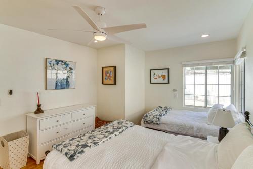 Un dormitorio con dos camas y un ventilador de techo. en Less Than 1 Mi to Universal Studios LA Area Getaway, en Los Ángeles