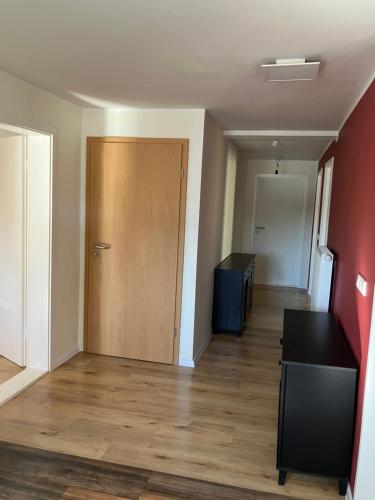 an empty room with a door and wooden floors at Apartment Versteck am Hug in Jüterbog