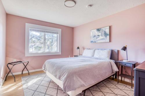 Postel nebo postele na pokoji v ubytování Shore Thing - Meredith Lodging