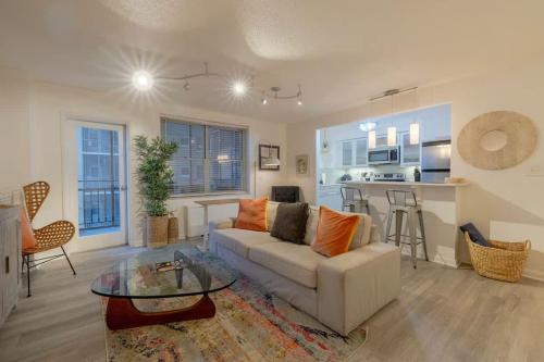 ein Wohnzimmer mit Sofa und Tisch in der Unterkunft 6-0 Cozy Atlanta Condo -Balcony Downtown Views Modern Comfort in Atlanta