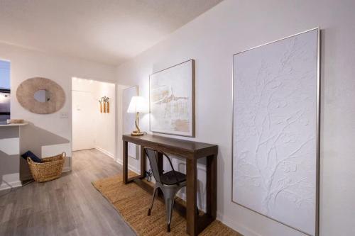 Zimmer mit einem Schreibtisch und einer Lampe an der Wand in der Unterkunft 6-0 Cozy Atlanta Condo -Balcony Downtown Views Modern Comfort in Atlanta