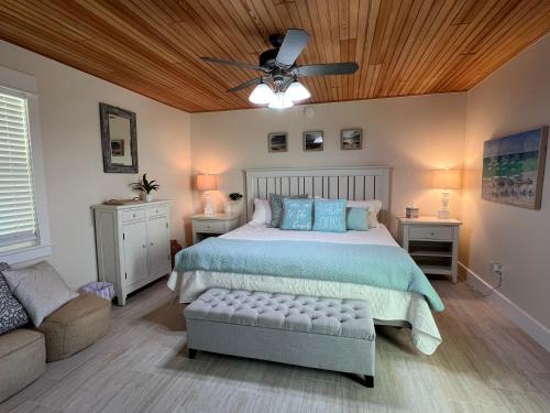 a bedroom with a bed and a ceiling fan at Beautiful 1bd 1ba Condo in New Smyrna Beach in New Smyrna Beach