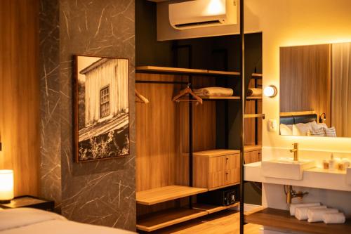 GuaporéにあるMonaro Hotel Guaporéの洗面台と鏡のあるバスルーム