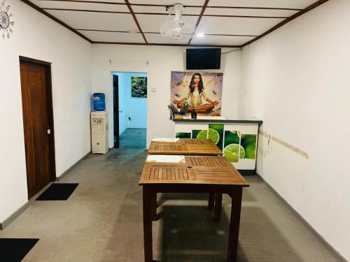 um quarto com uma mesa de madeira num quarto em Sun and Moon spa em Tangalle