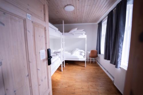 Una cama o camas en una habitación de 1908 Hostel
