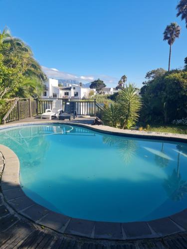 una gran piscina con agua azul en Bella Vista Lago, en Marina da Gama