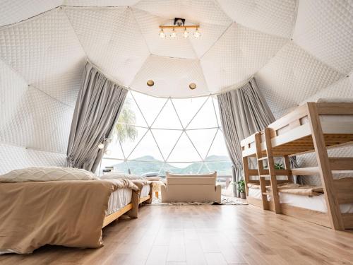 une chambre avec un plafond en dôme avec une grande fenêtre dans l'établissement Kaamlanai Harbor - Vacation STAY 48810v, à Nichinan