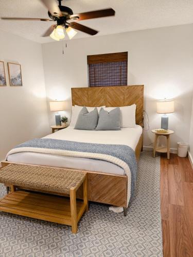 Un dormitorio con una cama grande y un ventilador de techo. en Enchanted Oaks Lakehouse, en Enchanted Oaks