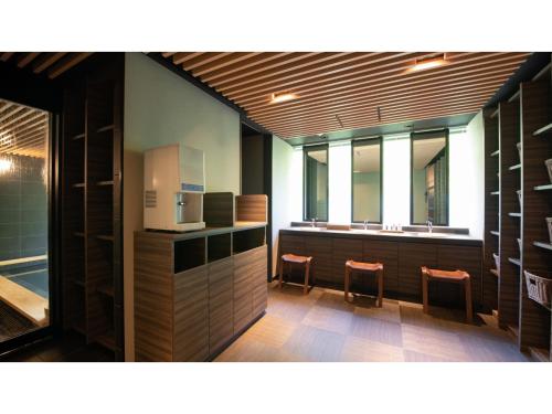 - une cuisine avec un baccalauréat teryasteryasteryasteryasteryasteryasteryasteryasteryasteryasteryasteryasteryasteryasteryasteryasteryasteryastery dans l'établissement Skye Niseko - Vacation STAY 33465v, à Niseko