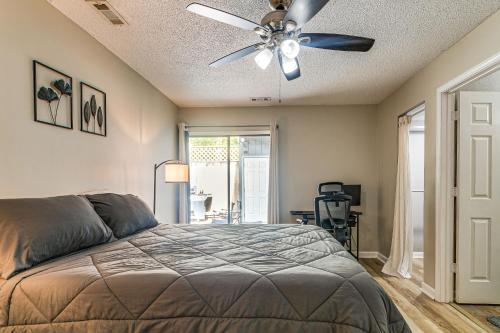 Schlafzimmer mit einem Deckenventilator und einem Bett in der Unterkunft Pet-Friendly Raleigh Townhome Near Medical Centers in Asbury