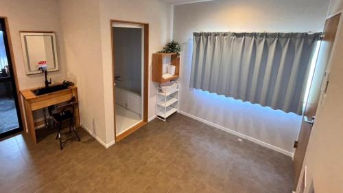 a room with a sink and a desk and a window at oceanhouse iseshima - Vacation STAY 67855v in Kō