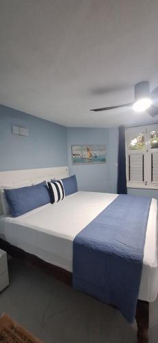 Giường trong phòng chung tại Beachview 1 Bedroom 4 at Sandcastles
