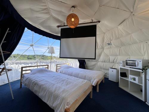 a room with two beds in a tent with a screen at oceanhouse iseshima - Vacation STAY 67873v in Kō