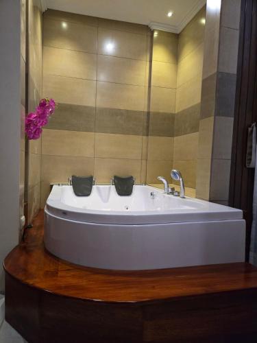a large white tub in a bathroom with at La suite del ensueño in Cuenca