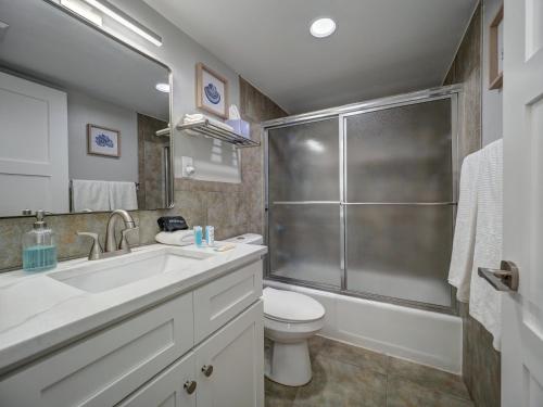 Ένα μπάνιο στο Corner Beachfront Condo with 270 Degree Gulf View and Wrap Around Balcony on Whitecap Beach Island House Unit 209