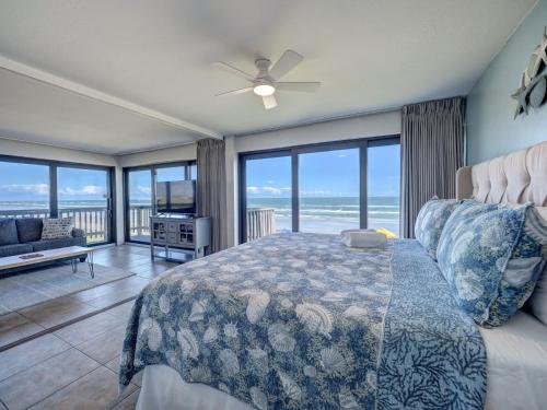 Ένα ή περισσότερα κρεβάτια σε δωμάτιο στο Corner Beachfront Condo with 270 Degree Gulf View and Wrap Around Balcony on Whitecap Beach Island House Unit 209