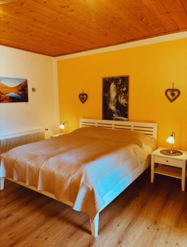 Ένα ή περισσότερα κρεβάτια σε δωμάτιο στο Bergblick Apartments - Natur & Panorama in Bad Ischl