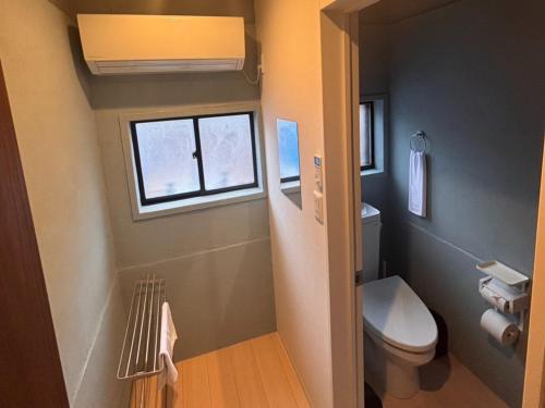 a small bathroom with a toilet and a window at oceanhouse iseshima - Vacation STAY 67879v in Kō