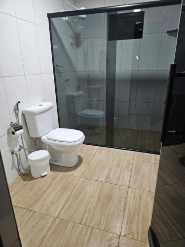 a bathroom with a toilet and a shower at Refúgio GRUPOS com piscina, churrasqueiras 38 min Águas Claras Brasília in Brasilia