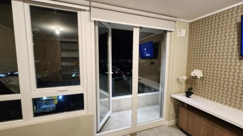 a room with a window with a view of a city at Departamento Estudio, ubicación inmejorable, con estacionamiento in Los Ángeles