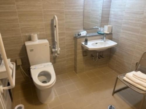 un baño con inodoro y lavabo en Smile Hotel Miyakojima - Vacation STAY 93497v, en Isla Miyako