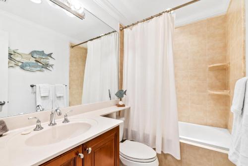 Bilik mandi di Riverfront Marker 33 with Sunset Views, Walk to Flagler & 3rd Ave, Pet Friendly, Pool & Hot Tub