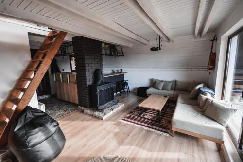 Una sala de estar con un sofá y una chimenea. en Forrest House, en Doboj
