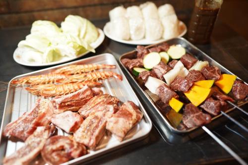 une table recouverte de plateaux de différents types de nourriture dans l'établissement Toyotakeyashiki - Vacation STAY 37187v, à Towa