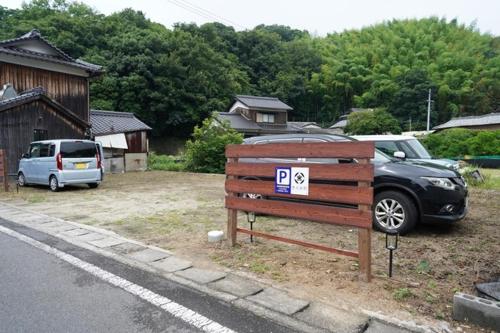 a parking lot with a parking sign next to a car at Toyotakeyashiki - Vacation STAY 37187v in Towa