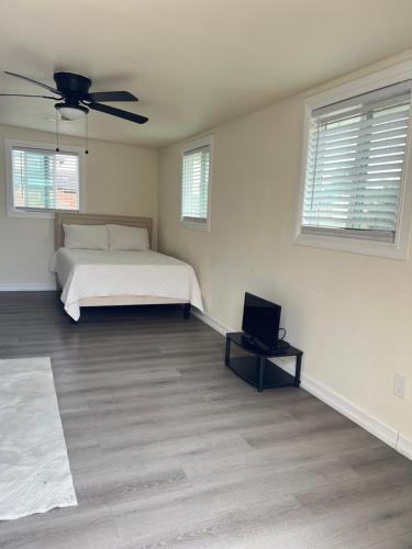 Billede fra billedgalleriet på Single Room w/ Private Entrance - Shared Bathroom i Hemet