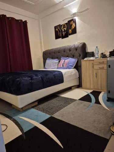 Ένα ή περισσότερα κρεβάτια σε δωμάτιο στο Studio Meublé Bonamoussadi